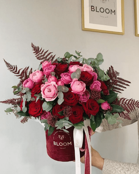 Цветочная композиция с красными и розовыми розами