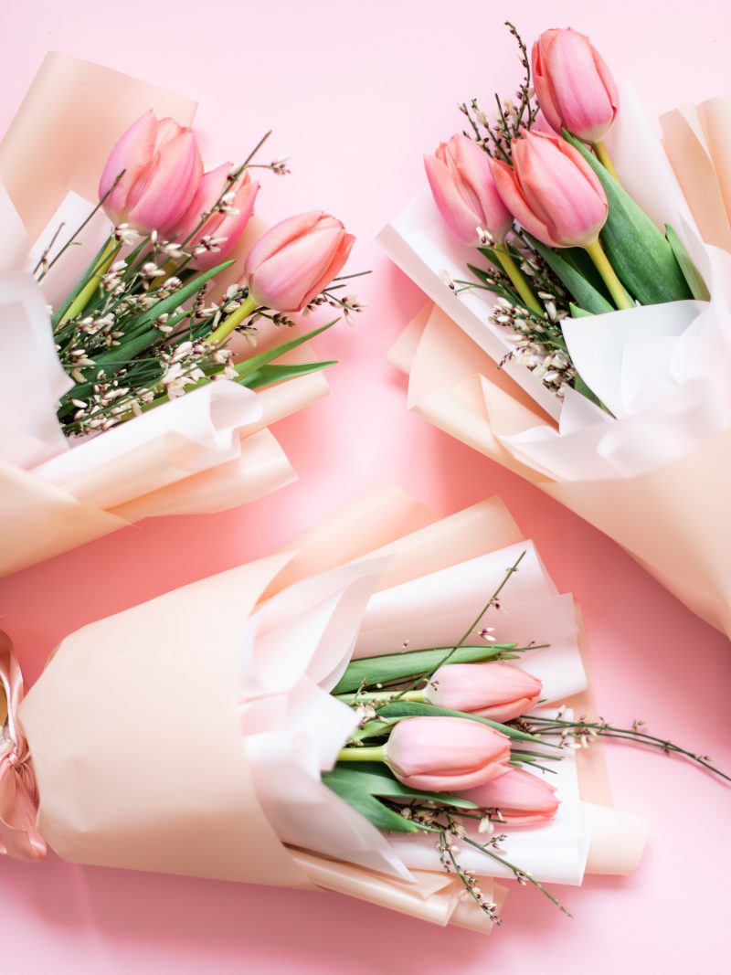 Букет комплимент розовыми тюльпанами