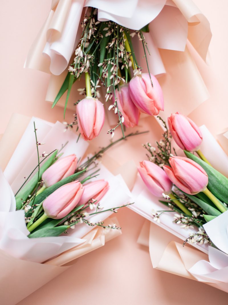 Букет комплимент розовыми тюльпанами