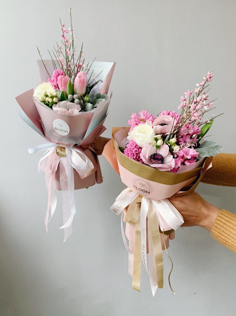 Авторский букет от Bloom тюльпан, гиацинт, ранункулюс, гениста, брунья, гиперикум, анемон