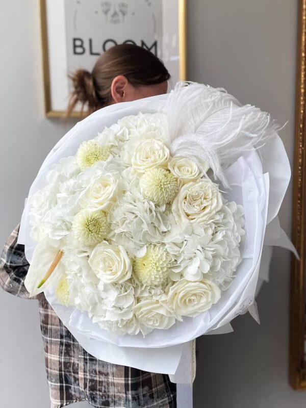 Великий білий букет із троянд, гортензії та хризантем із декоративними пір’їнами у фірмовій упаковці Bloom by Happy Doll. Преміальна квіткова композиція Одеса.