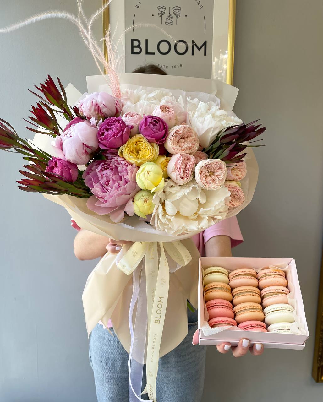 Букет с макарунсами в Одессе — сладкий и стильный подарок от Bloom by Happy Doll Buket s makarunsami v odesse