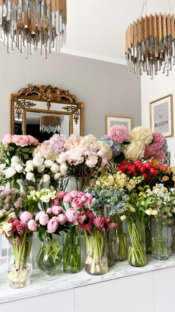 Свіжа поставка квітів у Bloom by Happy Doll: гортензії, півонії, ранункулюси, троянди, тюльпани, фрезії та сезонні квіти у вазах — доставка квітів Одеса