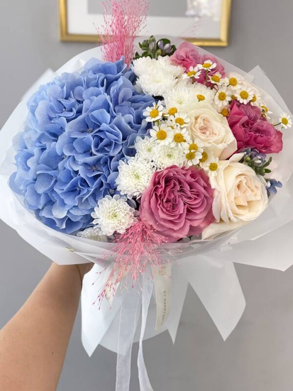 Ніжна квіткова композиція від Bloom — символ любові, турботи та гармонії.