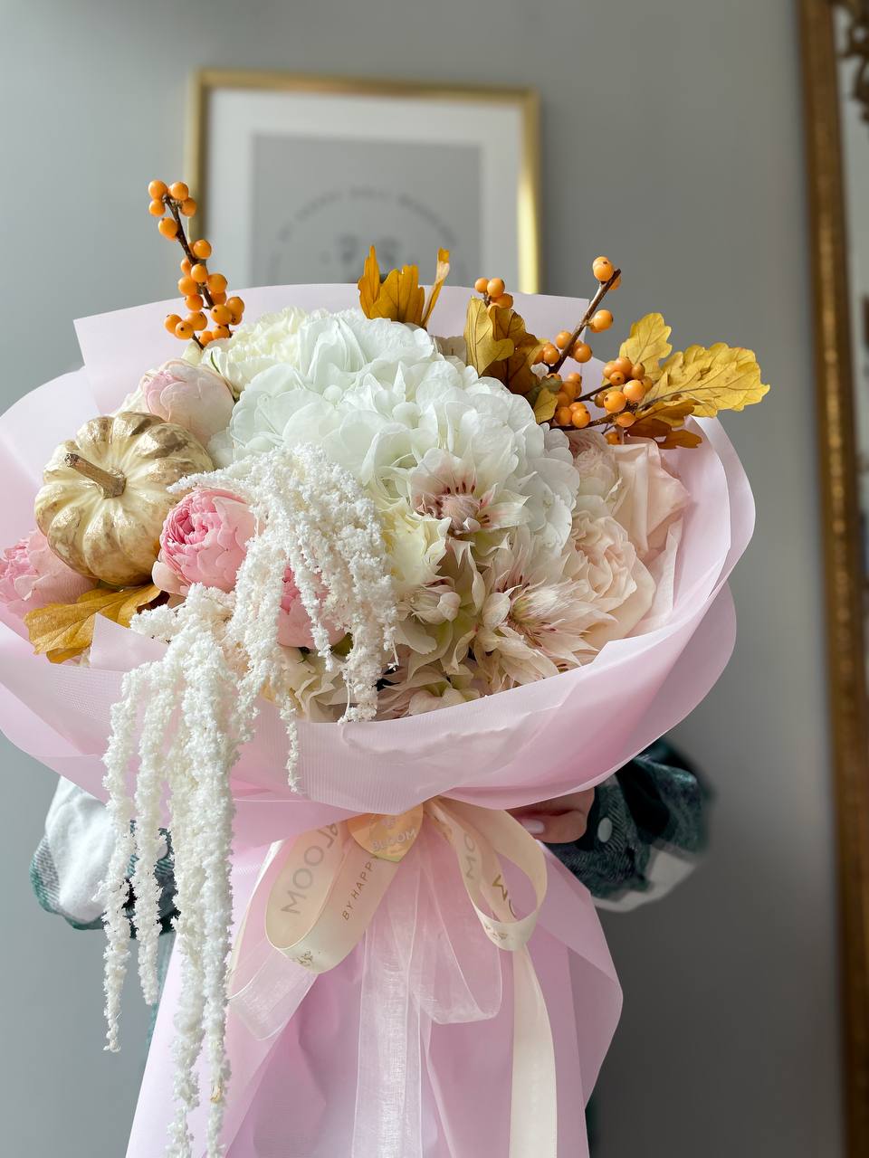 Autumn's gentle touch / Осінній ніжний дотик Осінній букет із білих і рожевих квітів, гортензії, півоній, декоративного гарбуза та жовтого листя від Bloom by Happy Doll