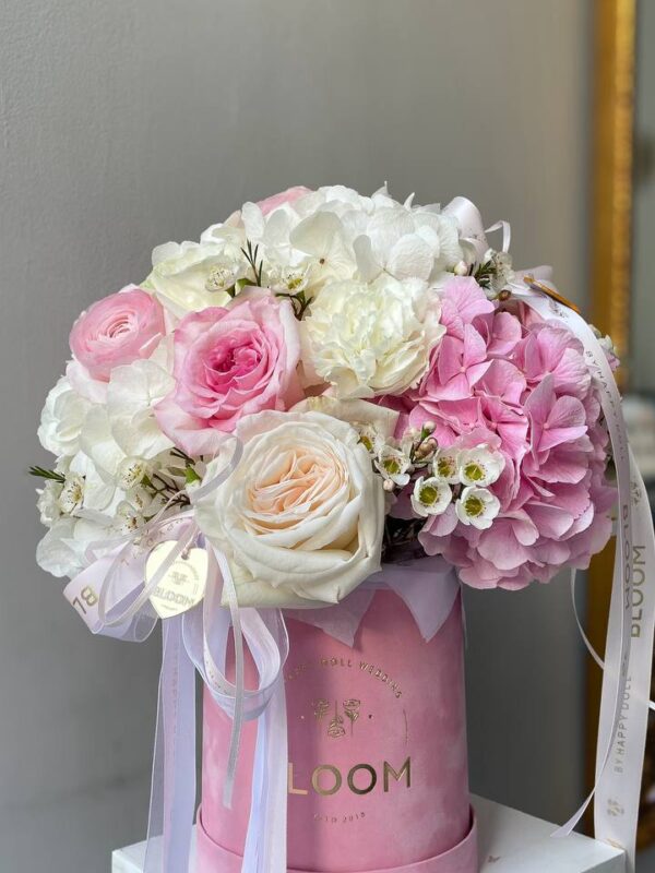 роянди, гортензії та легкий аромат любові, що зависає у повітрі між словами. Кожна пелюстка — як поцілунок, кожен відтінок — як спогад про найтепліші моменти. Ця композиція — про почуття, які хочеться берегти.