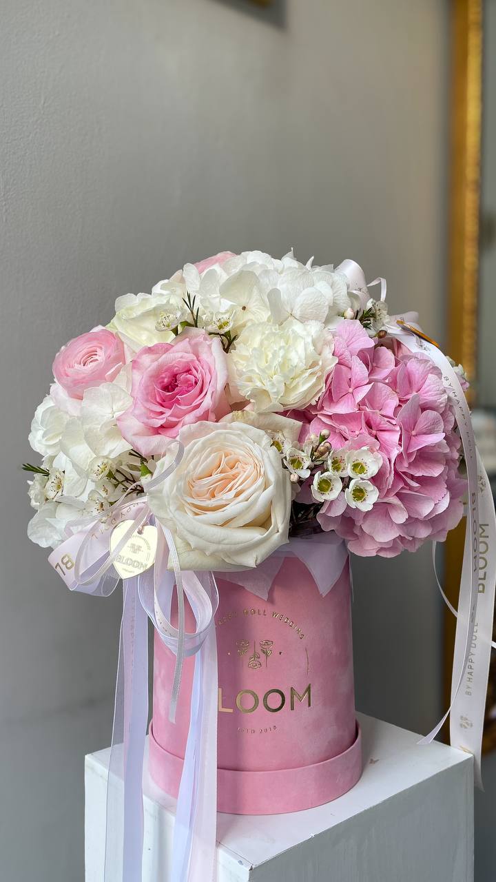 Elegant, French style / Елегантний, французький стиль роянди, гортензії та легкий аромат любові, що зависає у повітрі між словами. Кожна пелюстка — як поцілунок, кожен відтінок — як спогад про найтепліші моменти. Ця композиція — про почуття, які хочеться берегти.