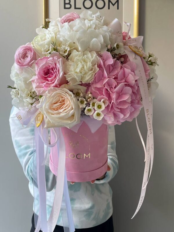 Романтична квіткова композиція в рожевій коробці з гортензією, кремовими та рожевими трояндами від Bloom by Happy Doll