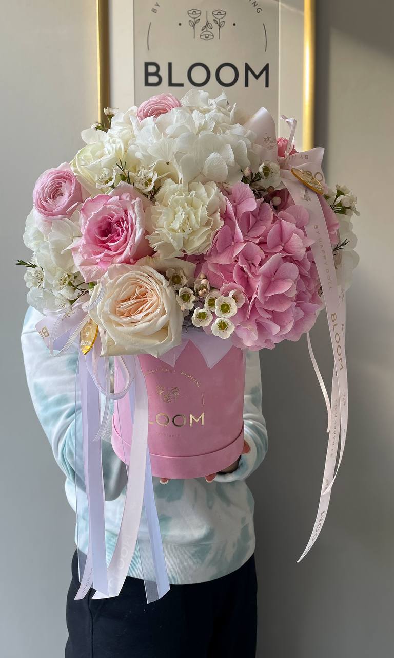 Elegant, French style / Елегантний, французький стиль Романтична квіткова композиція в рожевій коробці з гортензією, кремовими та рожевими трояндами від Bloom by Happy Doll