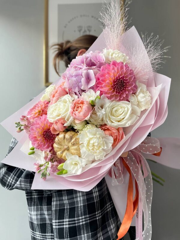 Осінній букет із рожевими, білими та персиковими квітами, жоржинами, трояндами й гортензією, прикрашений стрічками від Bloom by Happy Doll