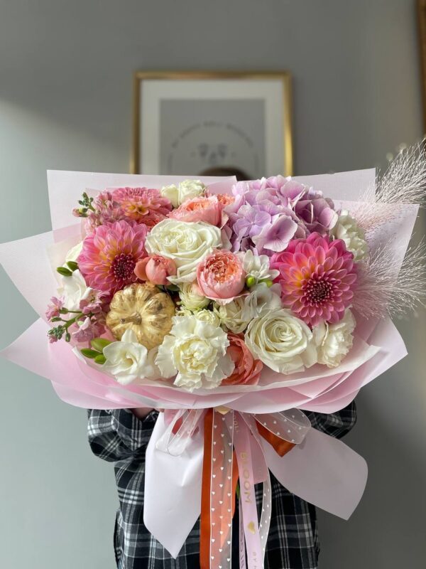 Осінній букет із рожевими, білими та персиковими квітами, жоржинами, трояндами й гортензією, прикрашений стрічками від Bloom by Happy Doll