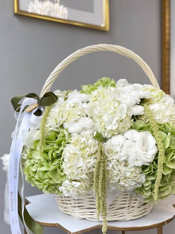 Квіткова композиція у білому кошику з білою та зеленою гортензією, еустомою і хризантемами від Bloom by Happy Doll