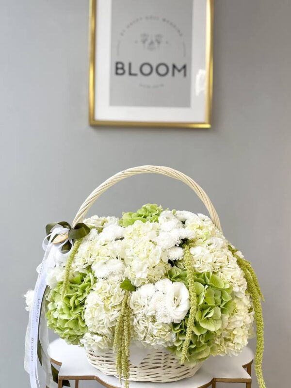Квіткова композиція у кошику з гортензією та еуст