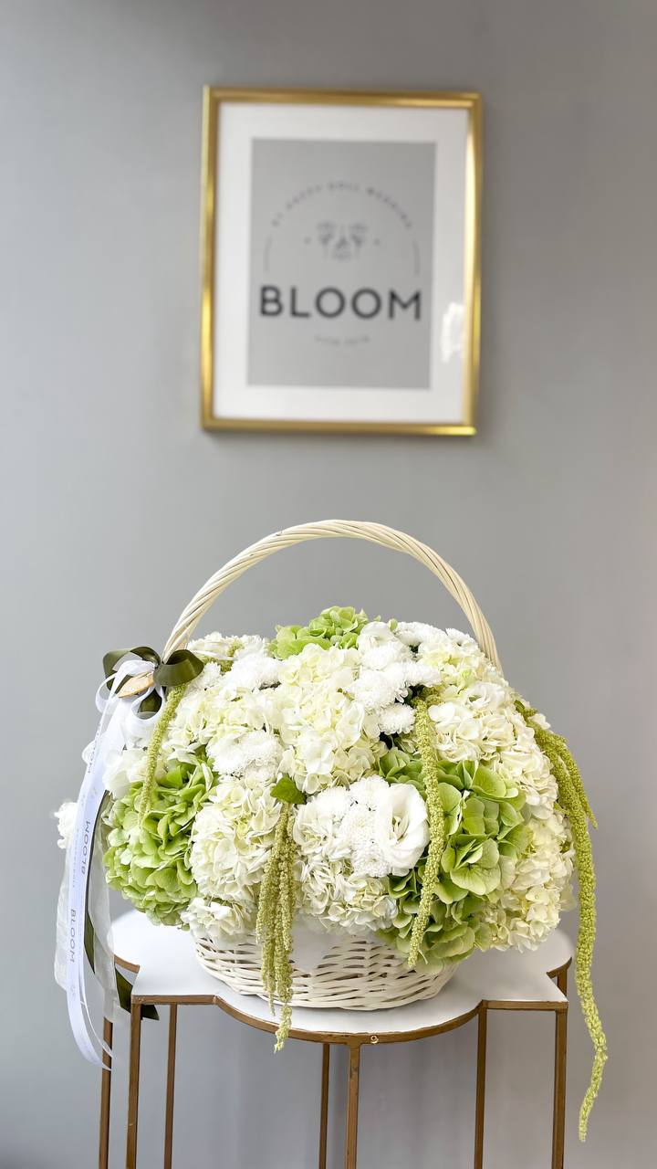 Квіткова композиція у кошику з гортензією та еустомою Квіткова композиція у кошику з гортензією та еуст