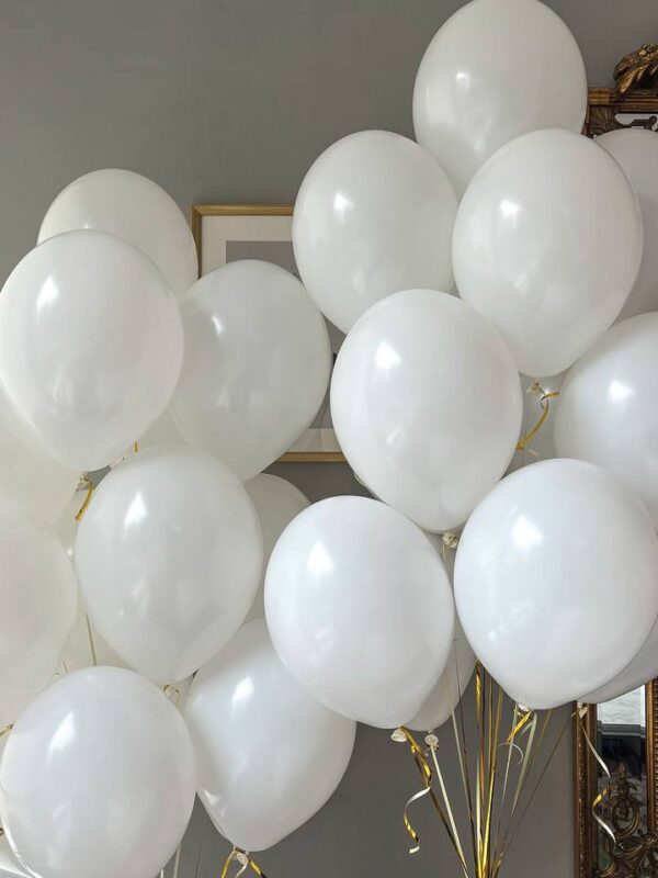 Гелієві білі повітряні кулі на золотих стрічках у святковому сеті.