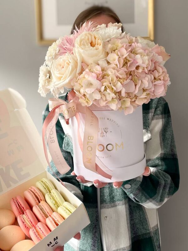 Квіткова композиція у світло-рожевих відтінках із трояндами, гортензією та макарунами від Bloom by Happy Doll