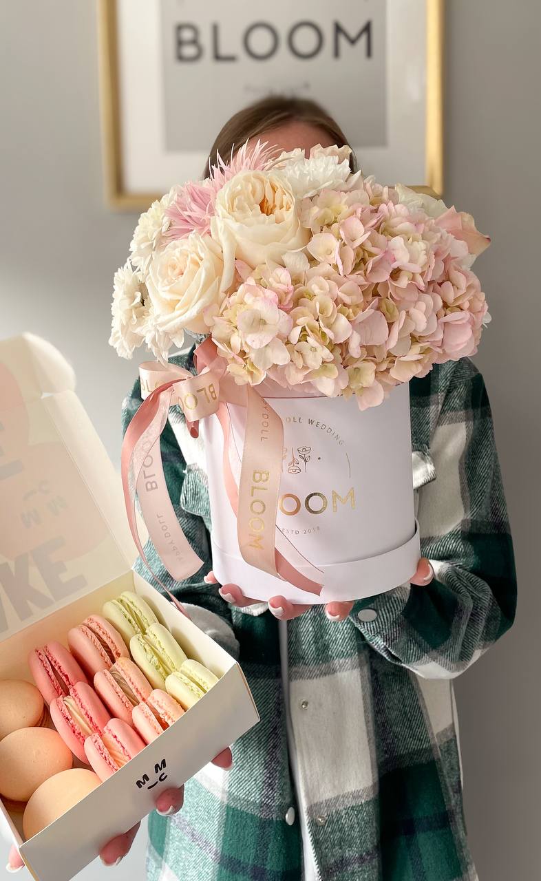 The taste of love / Смак кохання Квіткова композиція у світло-рожевих відтінках із трояндами, гортензією та макарунами від Bloom by Happy Doll