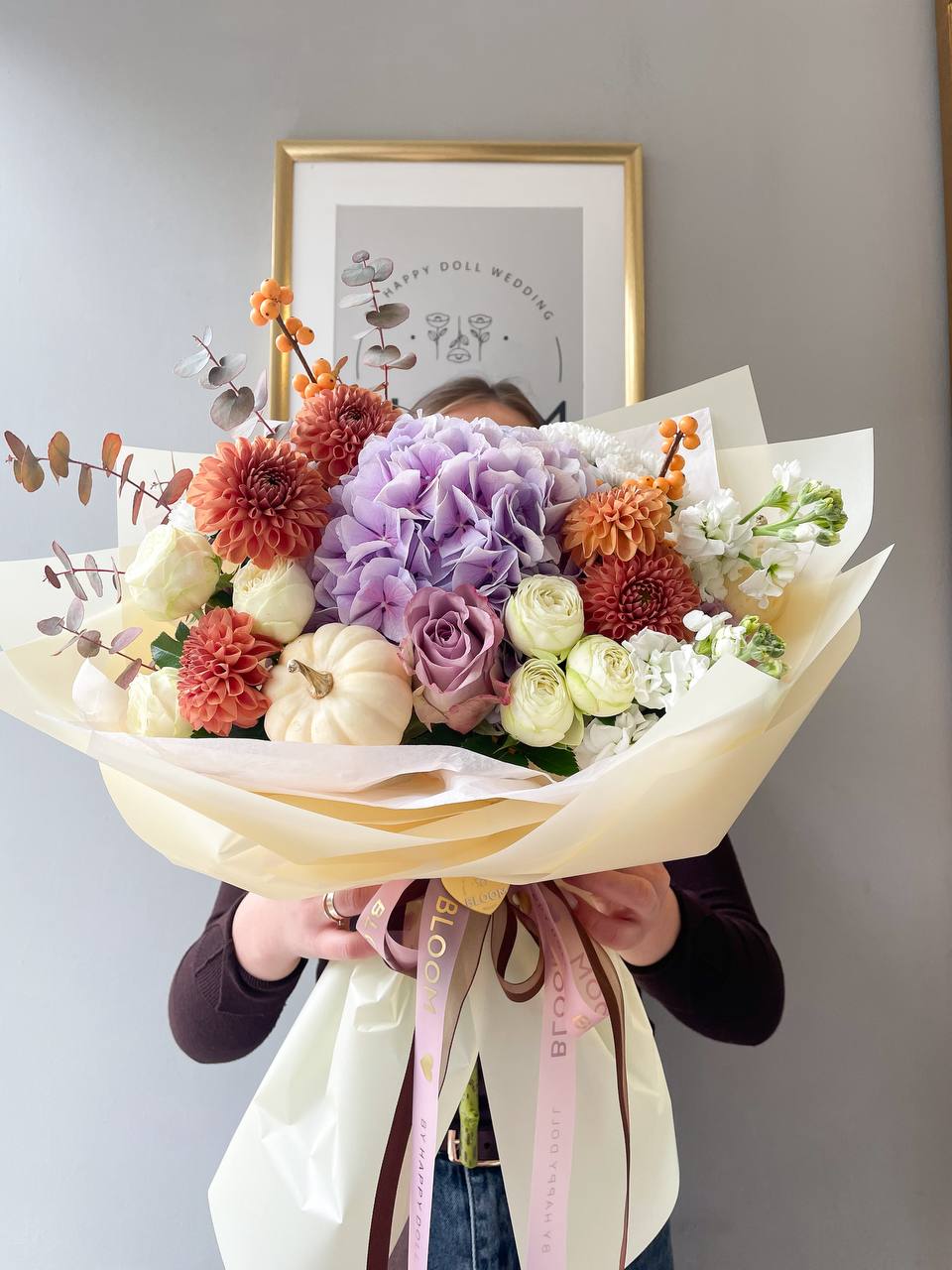The warmth of autumn / Тепло осені Осінній букет із лавандовою гортензією, помаранчевими жоржинами, ранункулюсами та декоративним гарбузом у кремовій упаковці від Bloom by Happy Doll