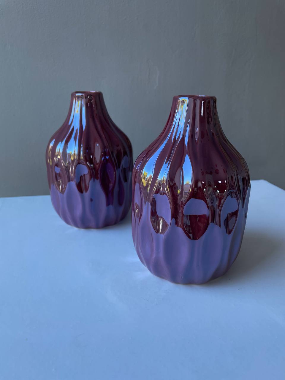 Ваза керамічна винна 16 см Дві керамічні вази винного кольору з глянцевою хвилястою поверхнею на світлому фоні