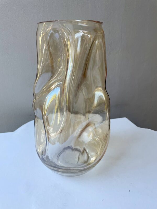 Скляна ваза відтінку шампанського з хвилястою фактурою на світлому фоні