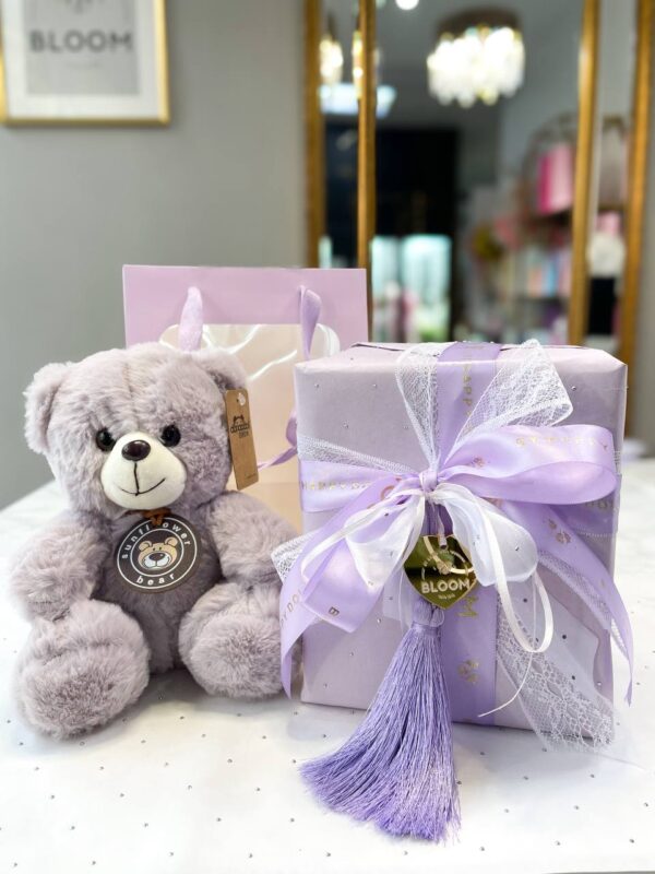 лавандовий плюшевий ведмедик і подарунок у Лавандовій упаковці з бантом від Bloom by Happy Doll