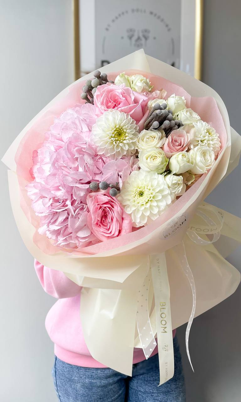 Warmth between us / Тепло між нами Ніжний букет у рожево-білих тонах із гортензією, трояндами та жоржинами від Bloom by Happy Doll