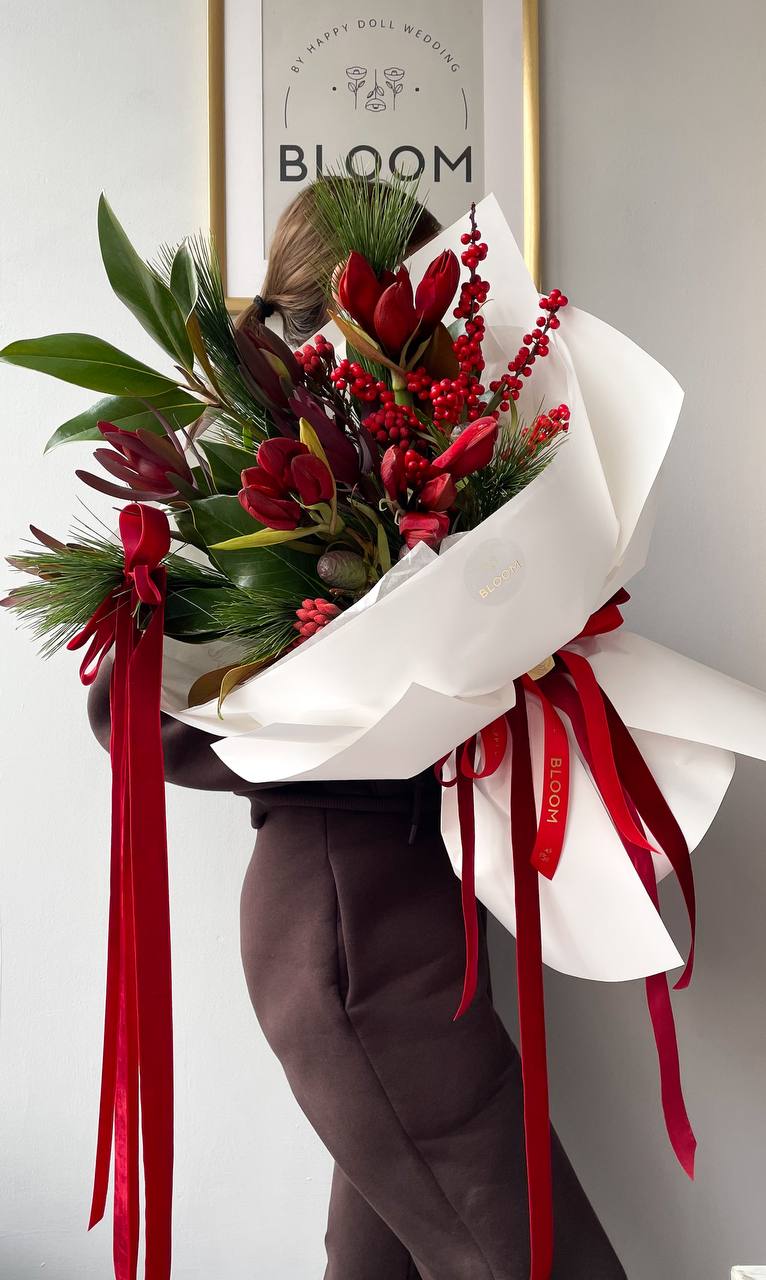 Christmas red magic / Різдвяна червона магія 1 Зимовий святковий букет із червоними квітами, декоративними ягодами та ялиновими гілками, оформлений у білий папір із червоними стрічками.