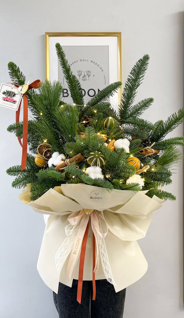 Ароматна ялинкова композиція з корицею 2 Зимова флористична композиція з хвої, кориці, шишок, бавовни та висушених цитрусів у святковому оформленні.