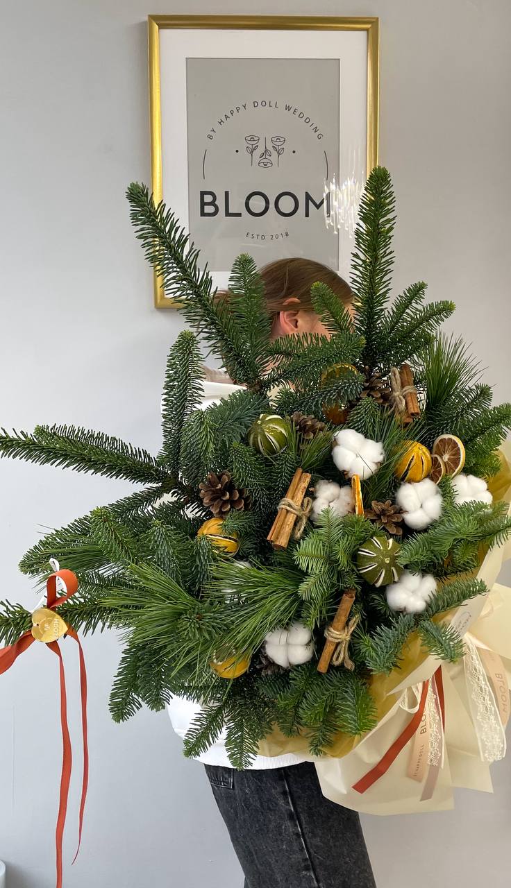 Ароматна ялинкова композиція з корицею 1 Зимова флористична композиція з хвої, кориці, шишок, бавовни та висушених цитрусів у святковому оформленні.