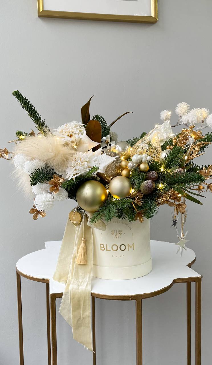 Golden winter elegance / Золота зимова елегантність 2 Зимова композиція у золотих та білих відтінках з хвоєю, кулями, квітами та святковим декором у коробці BLOOM.