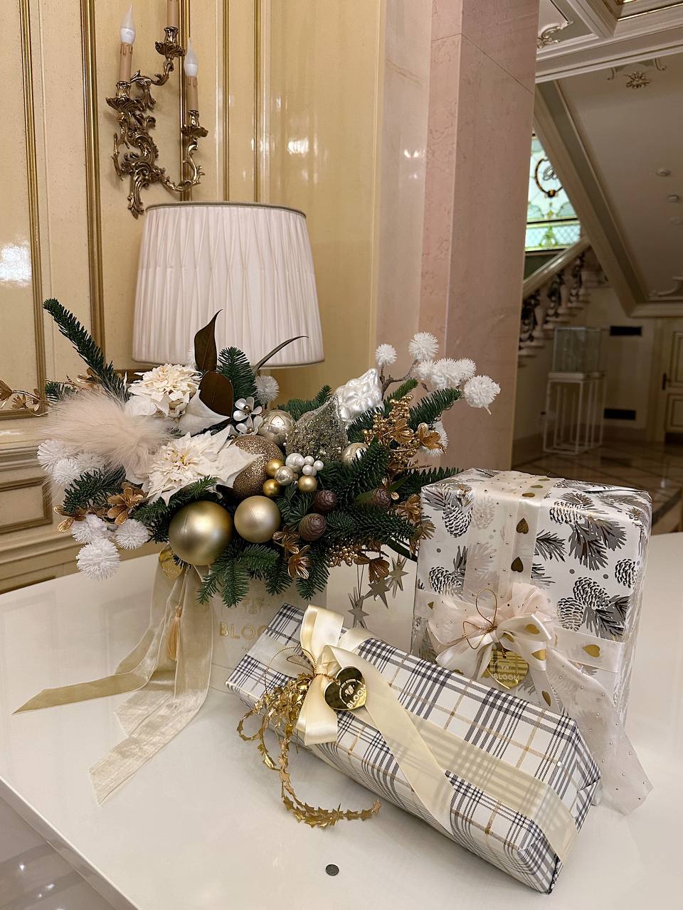 Golden winter elegance / Золота зимова елегантність 4 Зимова композиція у золотих та білих відтінках з хвоєю, кулями, квітами та святковим декором у коробці BLOOM.