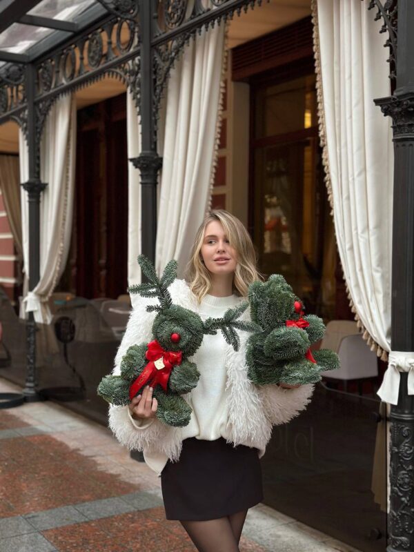 Новорічні декоративні фігури ведмедика та оленя з натуральної хвої з червоними різдвяними акцентами.