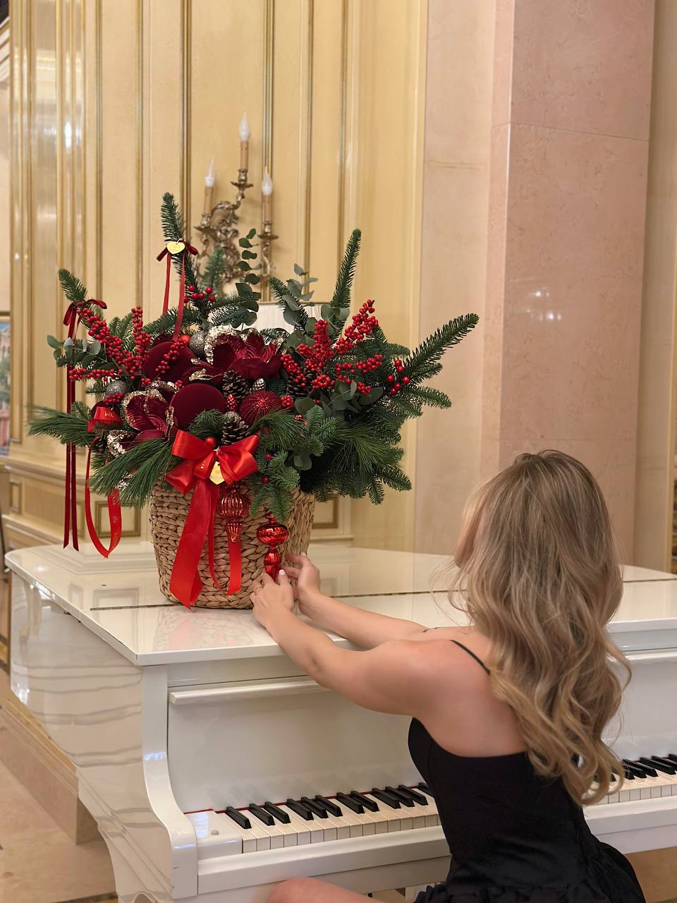 Новорічна чарівність у кошику 4 Новорічний кошик із хвоєю, червоними ягодами, декором та великим святковим бантом у червоному кольорі.