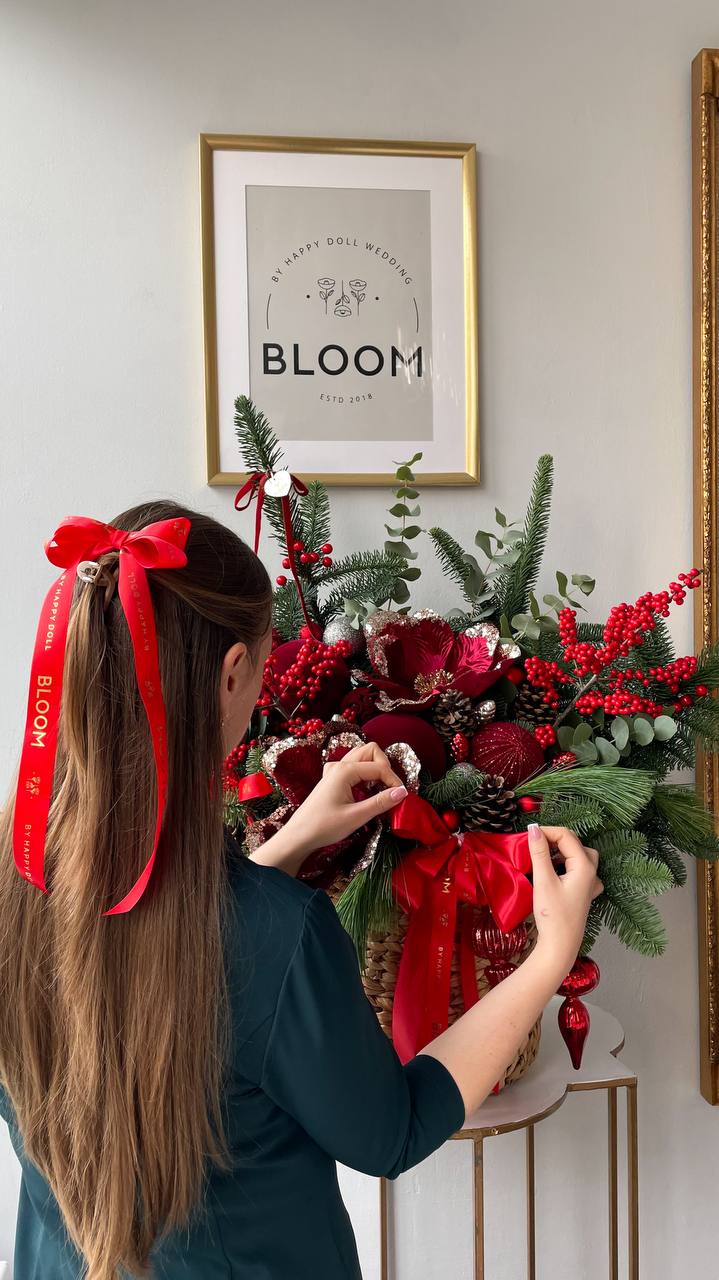 Новорічна чарівність у кошику 2 Новорічний кошик із хвоєю, червоними ягодами, декором та великим святковим бантом у червоному кольорі.