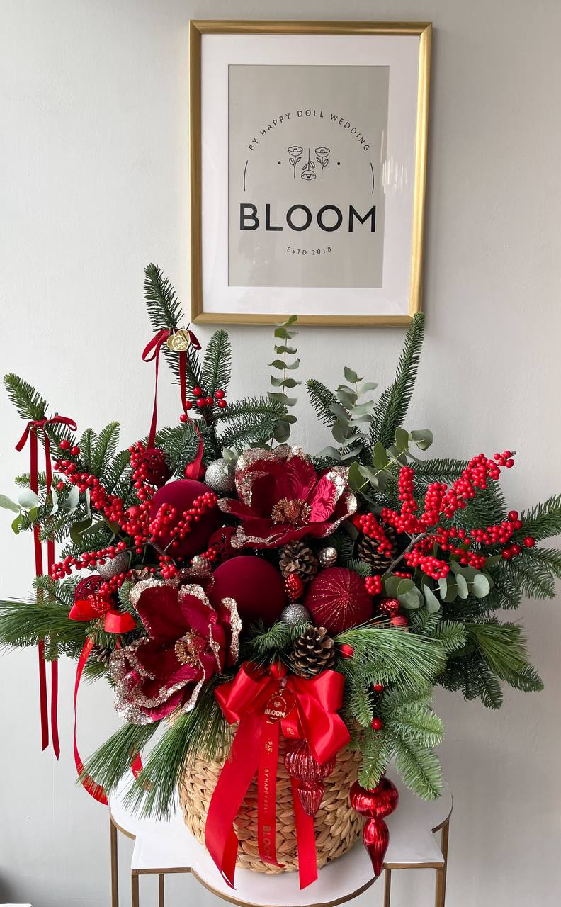 Новорічна чарівність у кошику 3 Новорічний кошик із хвоєю, червоними ягодами, декором та великим святковим бантом у червоному кольорі.