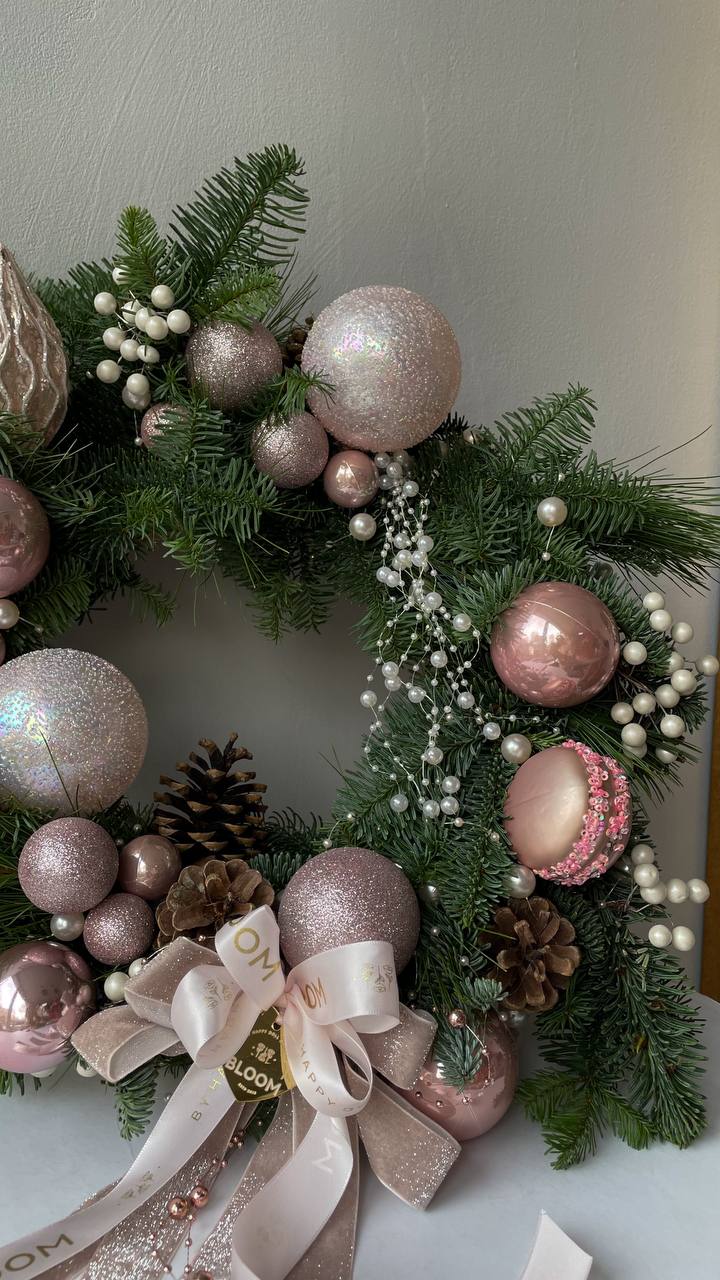 Pink сhristmas miracle / Рожеве різдвяне диво 2 Новорічний вінок із хвої з рожевими кулями, шишками, перлинним декором і стрічками BLOOM.