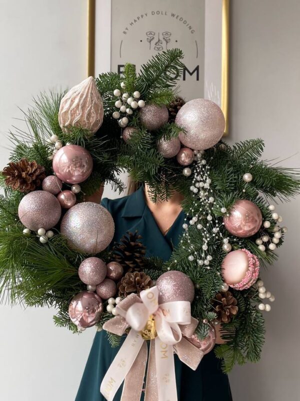 Новорічний вінок із хвої з рожевими кулями, шишками, перлинним декором і стрічками BLOOM.