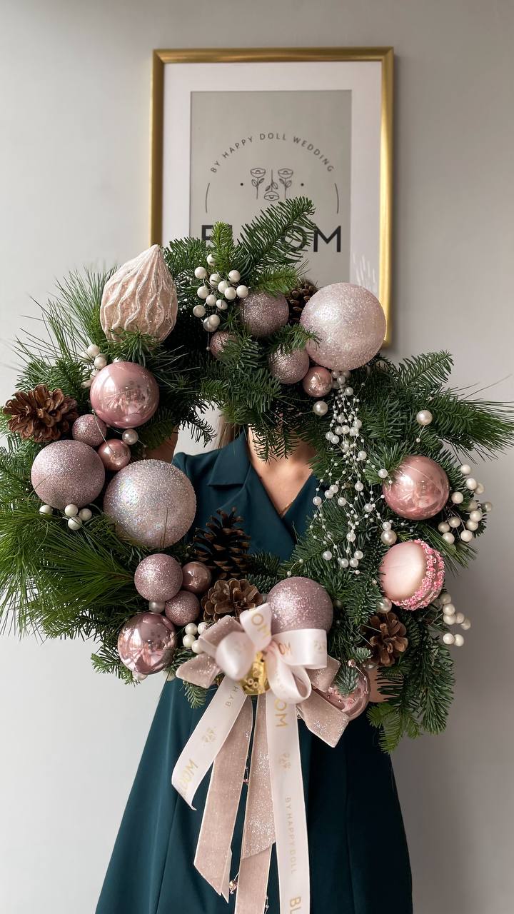 Pink сhristmas miracle / Рожеве різдвяне диво 1 Новорічний вінок із хвої з рожевими кулями, шишками, перлинним декором і стрічками BLOOM.