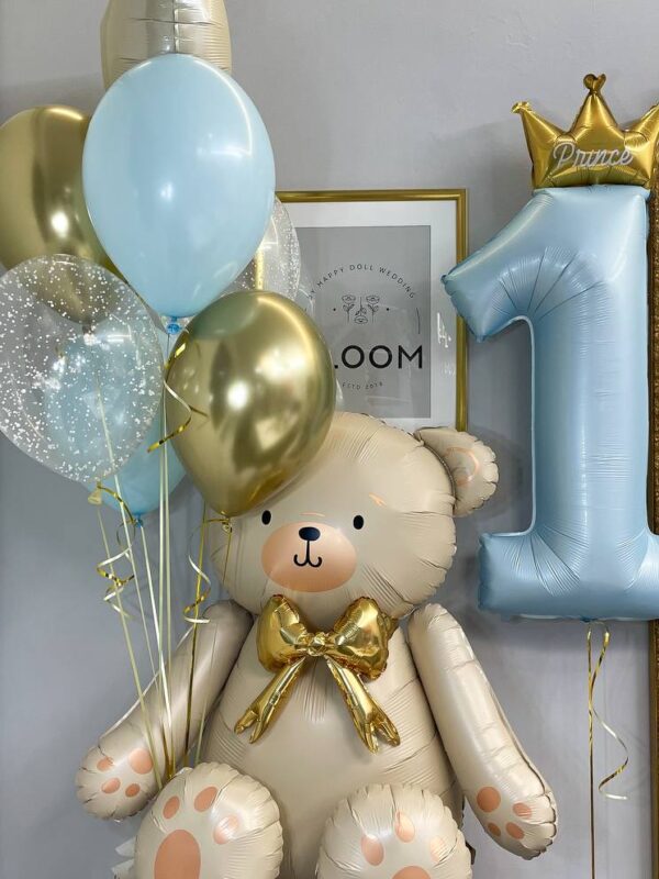 Воздушные шары EN 52 Святкова композиція з великим фольгованим ведмедиком, цифрою «1» у блакитному кольорі та набором золотих і блакитних кульок
