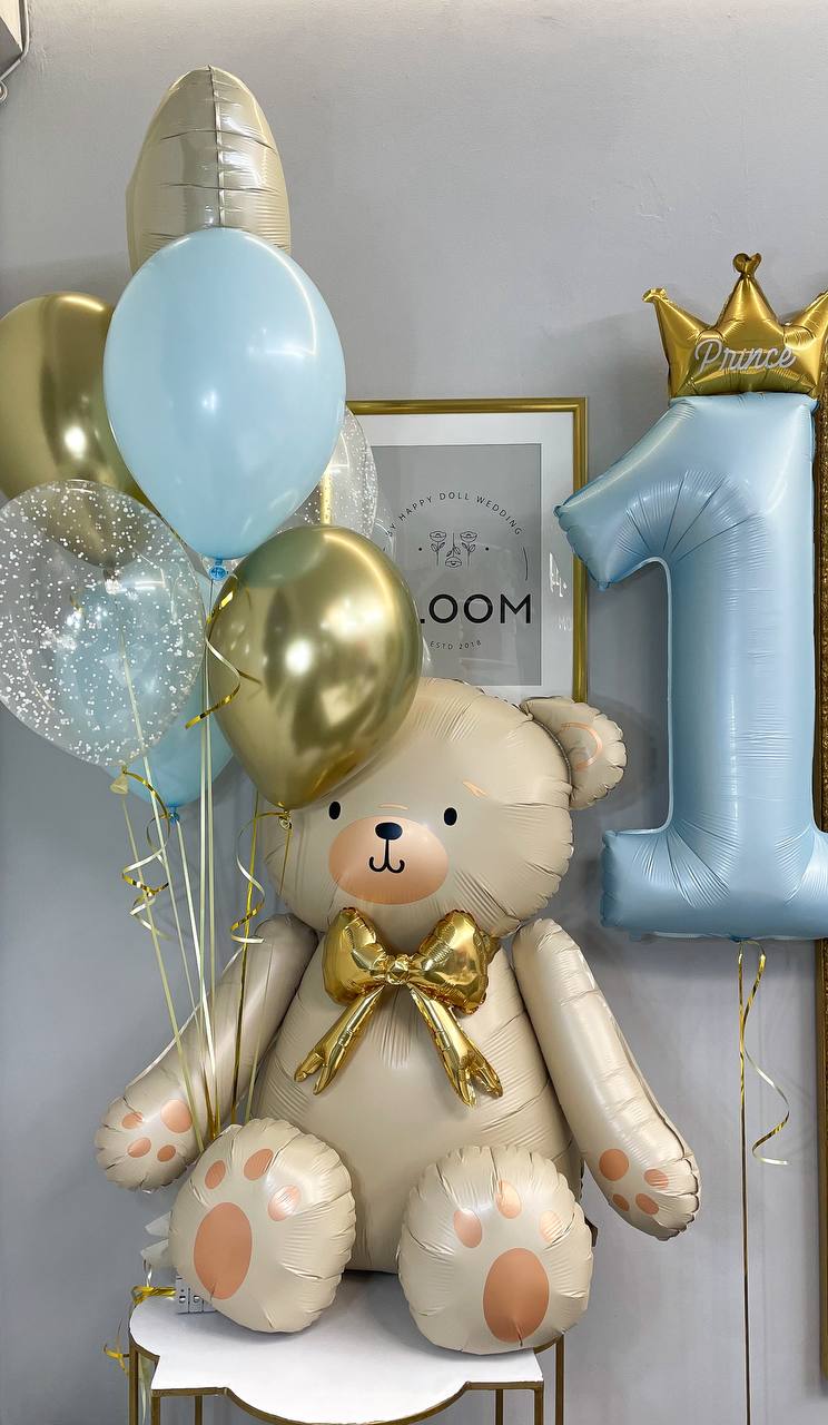 Ведмедик та небесне свято для малюка 1 Святкова композиція з великим фольгованим ведмедиком, цифрою «1» у блакитному кольорі та набором золотих і блакитних кульок