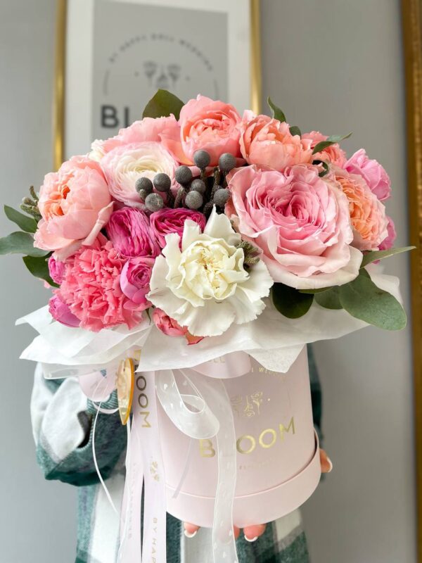 Tenderness in pink tones 1 Авторська композиція в рожевій коробці Bloom із садовими трояндами, ранункулусами, півоніями та діантусами у ніжно-рожевих тонах.