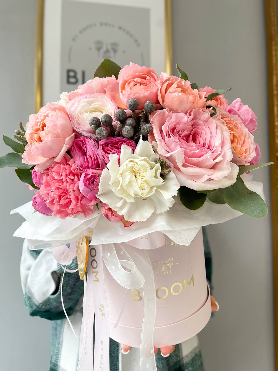 Tenderness in pink tones / Ніжність у рожевих тонах 2 Авторська композиція в рожевій коробці Bloom із садовими трояндами, ранункулусами, півоніями та діантусами у ніжно-рожевих тонах.