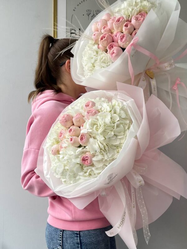 Ніжний букет із білої гортензії та рожевих піоновидних троянд у світлому пакуванні Bloom, романтична флористична композиція