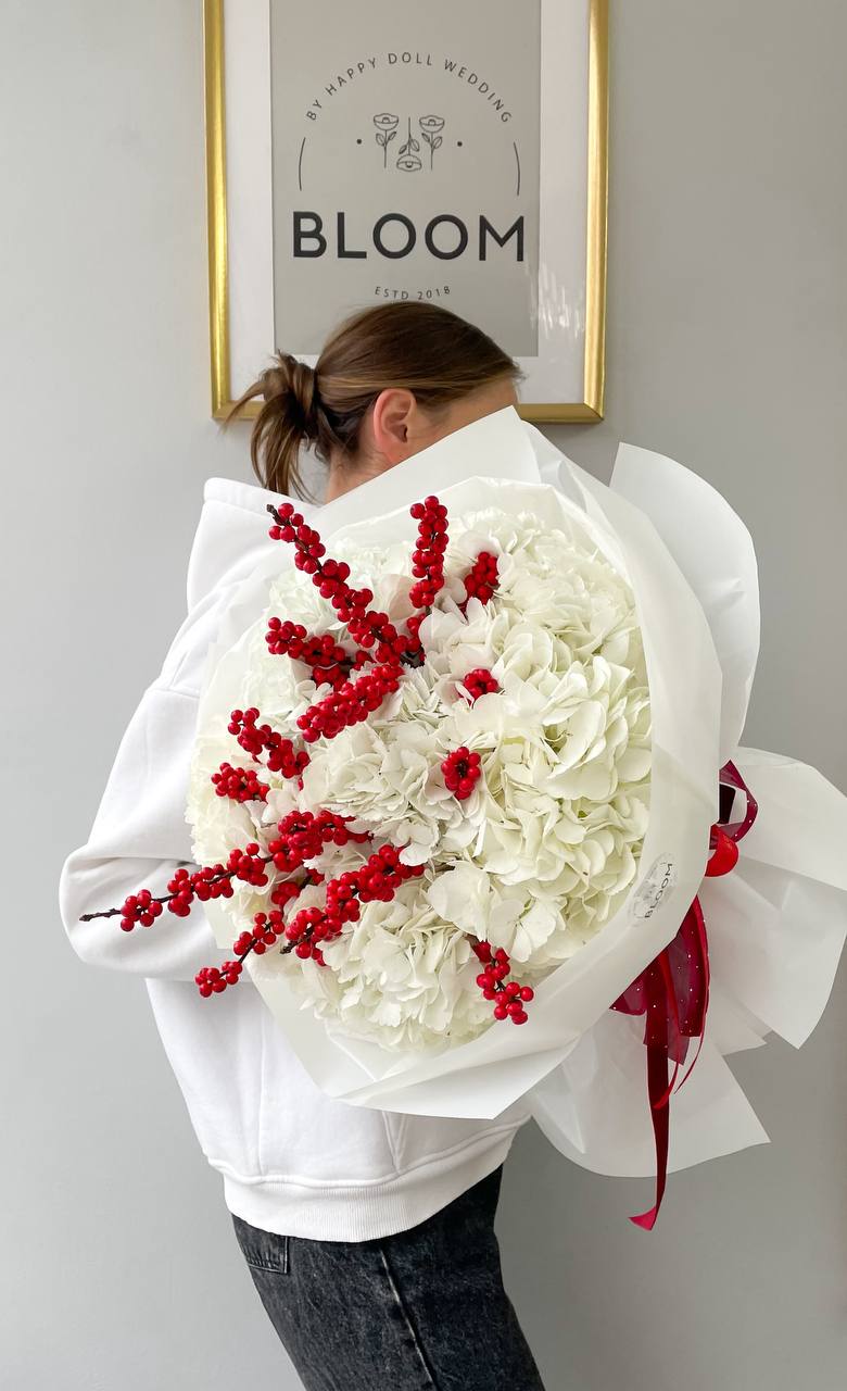 White winter charm / Білий зимовий шарм 1 Букет із білої гортензії та червоних ягід у білому пакуванні, зимова святкова композиція.