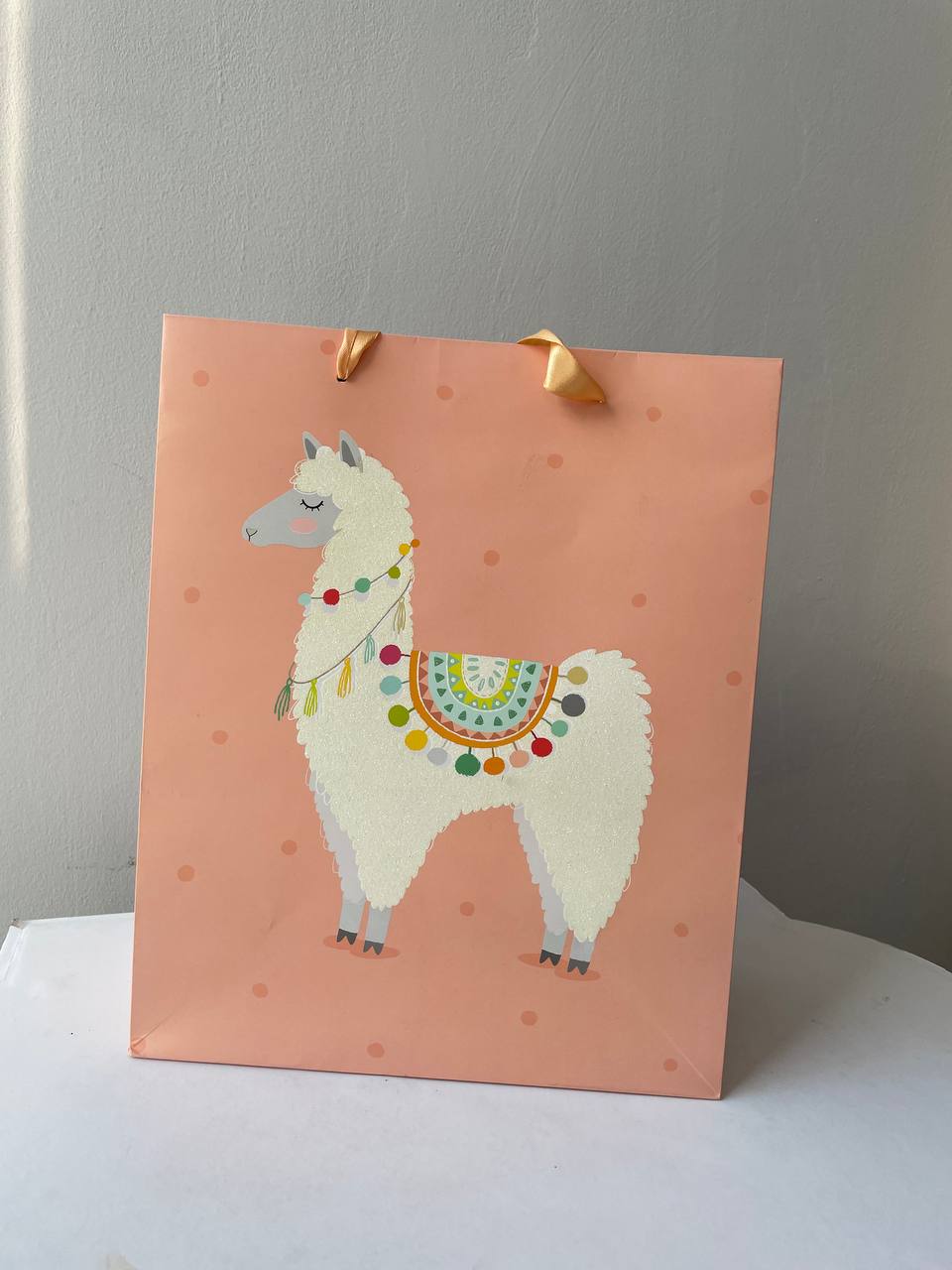 Паперовий подарунковий пакет «Лама Boho» 1 перовий подарунковий пакет з ламою у стилі boho на пудрово-рожевому фоні