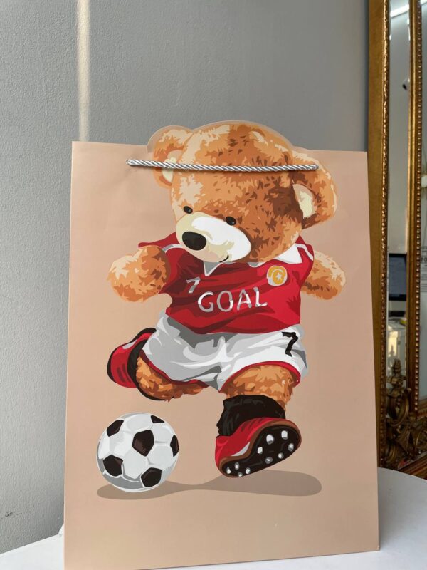 Паперовий подарунковий пакет з ведмедиком-футболістом у червоній формі та футбольним м’ячем