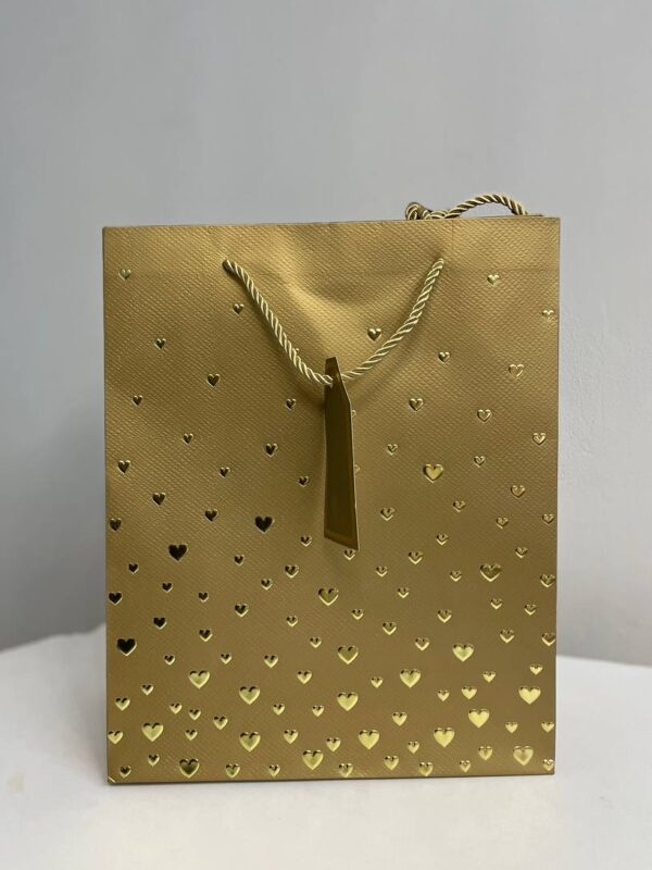 Золотий паперовий подарунковий пакет із тисненими сердечками та подарунковою біркою