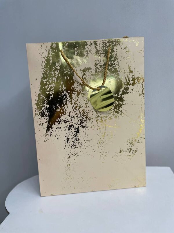 Преміальний паперовий подарунковий пакет зі світлим фоном та абстрактним золотим декором