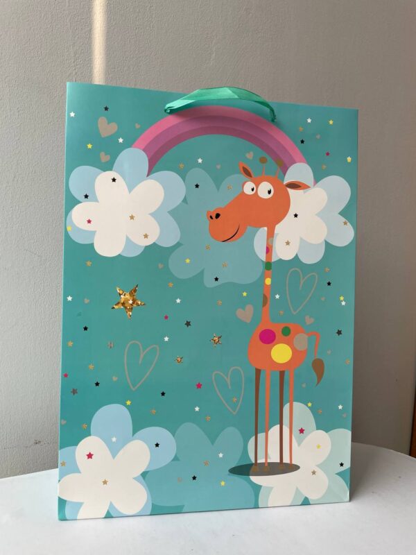 Паперовий подарунковий пакет з жирафиком і веселкою на бірюзовому фоні для дитячих подарунків
