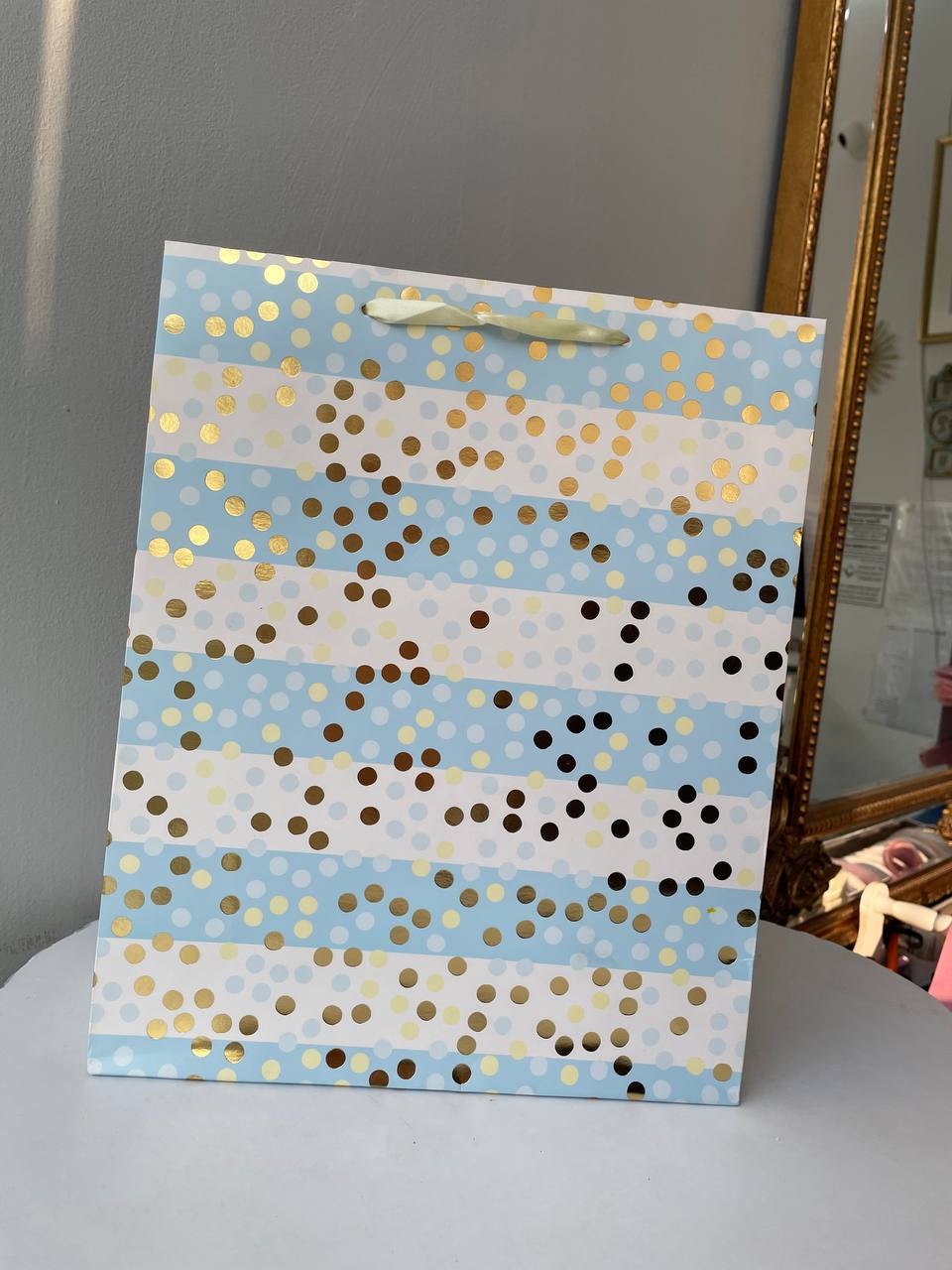 Паперовий подарунковий пакет «Золоті конфетті» 1 Блакитний паперовий подарунковий пакет із золотими конфетті та смугастим дизайном